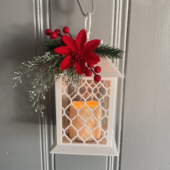 NWT Set of 2- Beautiful White- Red Floral Holiday LED Light Up Candle Lanterns - Picture 8 of 17